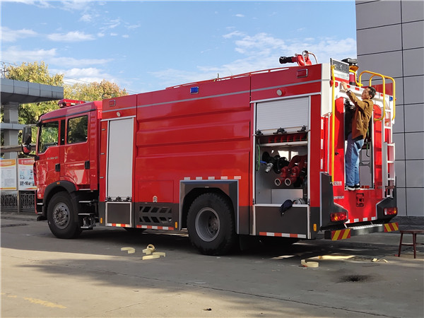 重汽8噸泡沫消防車(chē)